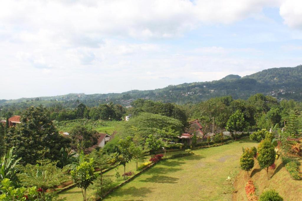 Hotel Graha Widjaja Puncak Esterno foto