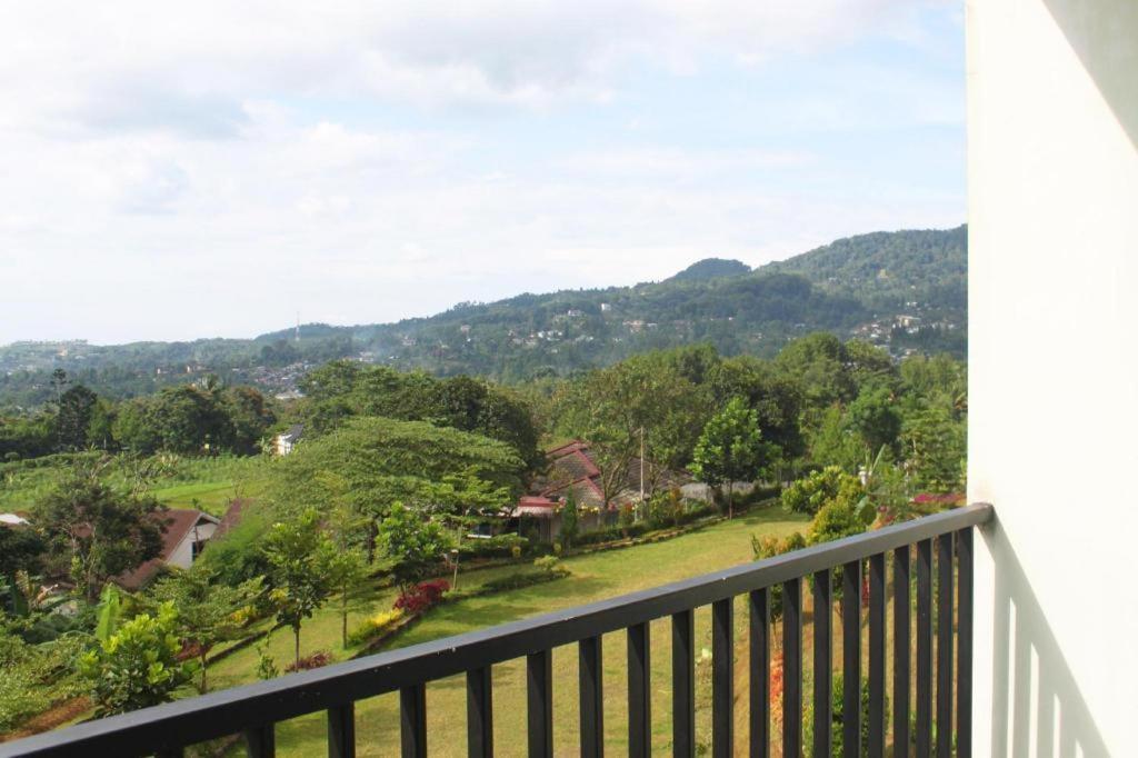 Hotel Graha Widjaja Puncak Esterno foto